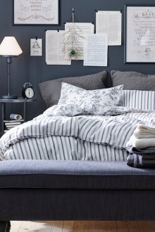 Φύλλα πάνω από το κρεβάτι