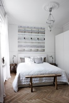 Πίνακες πάνω από ένα κρεβάτι σοφίτας