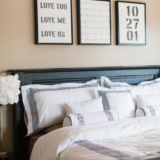 Μικρές εικόνες πάνω από το κρεβάτι