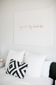 Εικόνες πάνω από το κρεβάτι με τις επιγραφές