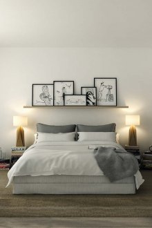 Πίνακες σε ράφι πάνω από το κρεβάτι