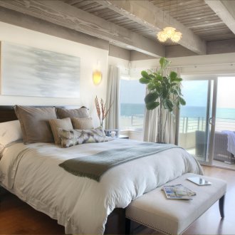 Η εικόνα είναι ορθογώνια πάνω από το κρεβάτι