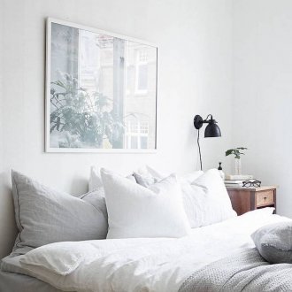 Εικόνα σε ένα πλαίσιο πάνω από το κρεβάτι