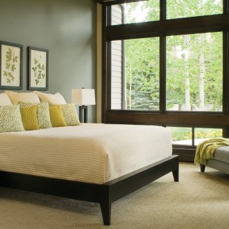 Τρεις πίνακες πάνω από το κρεβάτι στο υπνοδωμάτιο