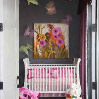 Φωτεινή εικόνα πάνω από το κρεβάτι στην παιδική κρεβατοκάμαρα