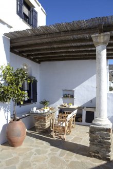 Terrazzo bianco di una casa di campagna