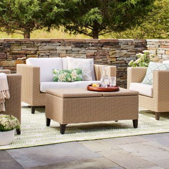 Καναπές στην ταράτσα ενός εξοχικού σπιτιού