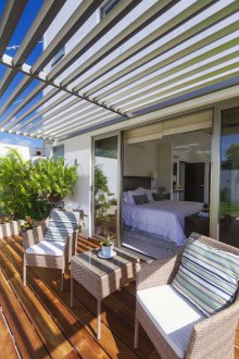 Κομοδίνο στη βεράντα του σπιτιού