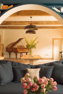 Εσωτερικό του καθιστικού με ράφια στη χώρα