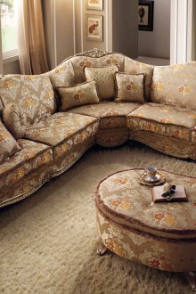 Πολυτελής καναπές γωνίας σε ένα κλασικό εσωτερικό καθιστικό