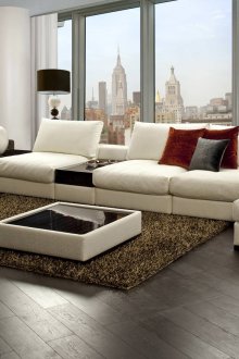 Ανοιχτό μπεζ καναπέ γωνία με μαύρα σουβέρ