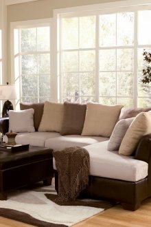 Καφέ και μπεζ καναπέ γωνία στο σαλόνι