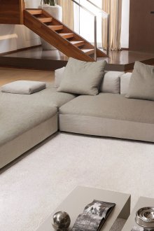 Μεγάλος γκρι καναπές σπιτιού στο σαλόνι