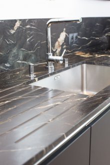 Νεροχύτης από ανοξείδωτο ατσάλι με πάγκο από τεχνητή πέτρα