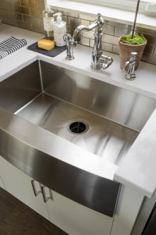 Νεροχύτης από ανοξείδωτο χάλυβα στην κουζίνα