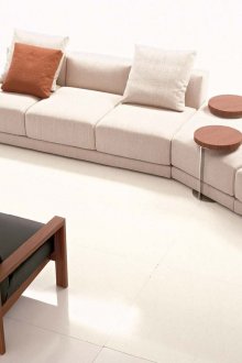 Μπεζ καναπές τύπου modular με άνετα coasters για φαγητό και ποτό