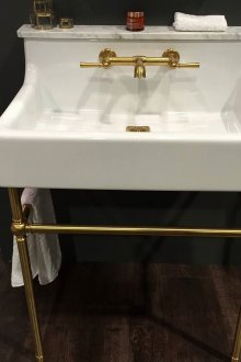 Νιπτήρας τοποθετημένος στο πάτωμα με θερμαινόμενη κρεμάστρα για πετσέτες