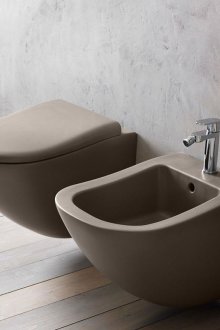 Farget brunt toalett