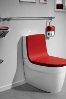 Farget rødt toalett