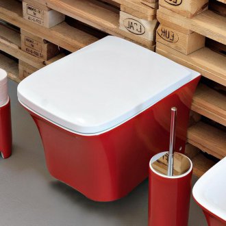 Farget veggmontert toalett