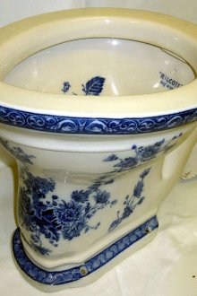 Farget toalett med mønster