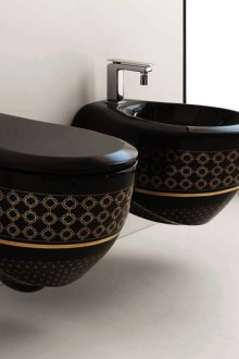 Farget toalett med mønster