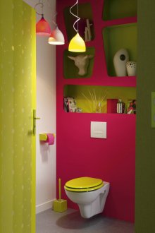 Farget gult toalett lokk