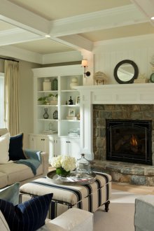 Εσωτερικό σαλόνι με τζάκι σε φωτεινά χρώματα.