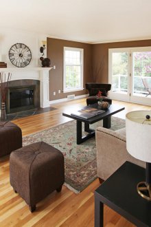 Καφέ εσωτερικό καθιστικό σε φωτεινά χρώματα.