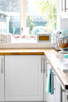 Εσωτερικό της κουζίνας σε έντονα χρώματα