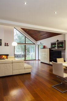 Ξύλινο πάτωμα σε φωτεινό εσωτερικό χώρο