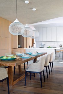 Φωτεινό εσωτερικό τραπεζαρία