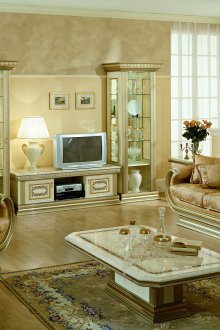 Κομψά καναπέδες σε ένα κλασικό εσωτερικό