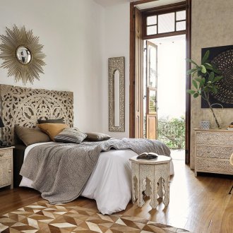 Φωτεινό εσωτερικό υπνοδωμάτιο σε ανατολίτικο στιλ