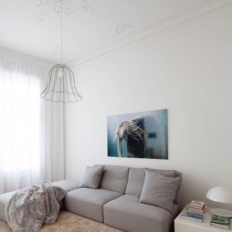 Γκρι μίνι καναπές σε ένα ευρύχωρο καθιστικό