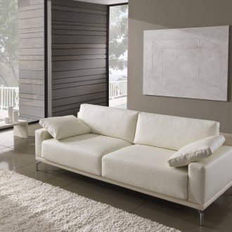 Μινιμαλιστικό λευκό καναπέ σε καθιστικό υψηλής τεχνολογίας