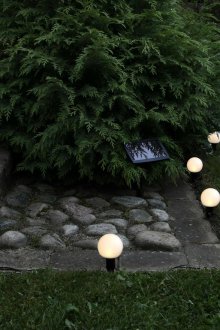 Ηλιακά φώτα γύρω από την περίμετρο του κήπου