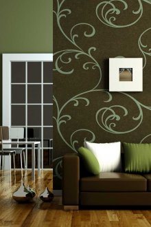 Σκούρο καφέ καναπέ ταιριάζει στο πράσινο και καφέ εσωτερικό καθιστικό