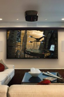 Μεγάλος μπεζ καναπές για τους επισκέπτες στο σαλόνι