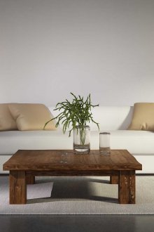 Λευκός καναπές με μαξιλάρια κρέμας στο σαλόνι