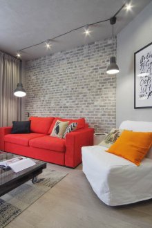 Οι λευκοί και κόκκινοι καναπέδες συνδυάζονται καλά στο σαλόνι