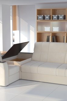 Κρεμώδης καναπές με ευρύχωρο διαμέρισμα και ράφια