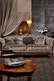 Γκρίζο και χρυσό καναπέ σε ένα κλασικό ευρύχωρο σαλόνι