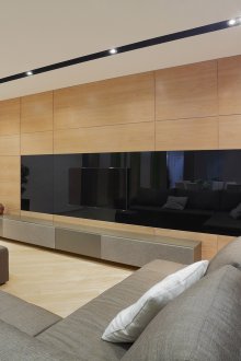 Μεγάλος γκρίζος καναπές για όλη την οικογένεια στο καθιστικό