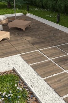 Ανοίγοντας πλάκες κάτω από ένα δέντρο