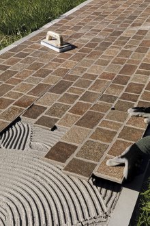 Εγκατάσταση πλακών οδοστρώματος