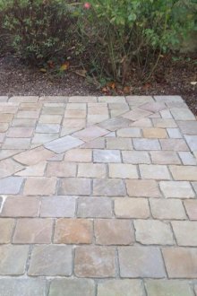 Ανοίξτε πλάκες γύρω από το σπίτι