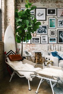 Πίνακες στον τοίχο ενός στούντιο πατάρι