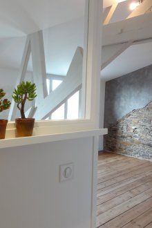 Διακόσμηση διαμερίσματος στούντιο σε πατάρι