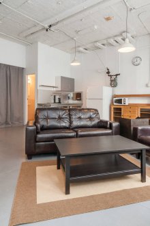 Ο Παύλος στο πατάρι του διαμερίσματος στούντιο